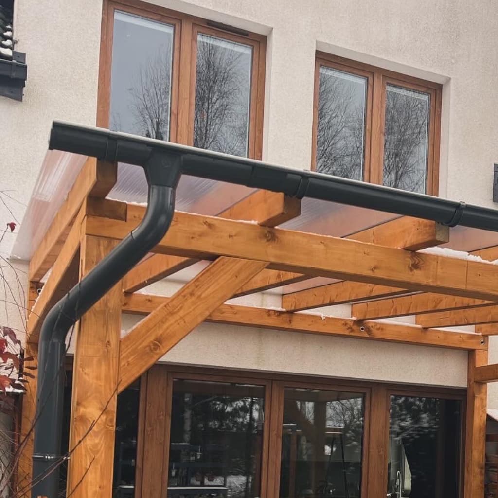 Drewniana pergola z dachem z poliweglanu przepuszczającego światło